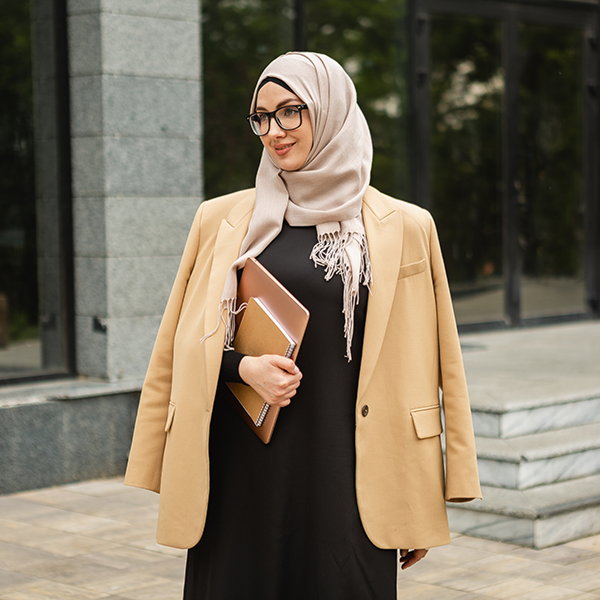 Inicio muslim woman hijab city street